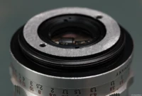 Hier habe ich am M42-Tessar kräftig abgefeilt, damit der Spiegel der DSLR nicht anschlägt. Der Fokus lässt sich nur behelfsmäßig einstellen. Carl Zeiss Jena Tessar f/2.8 50mm