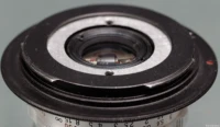 Das abgefeilte M42-Tessar mit einem M42-EF adapter. Carl Zeiss Jena Tessar 2.8/50