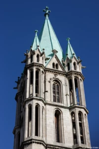 Manche Motive sind zu groß für 50mm am APS-C-Sensor: ein Turm des Naumburger Doms. Carl Zeiss Jena Tessar 2.8/50 rotes T Dom Naumburg