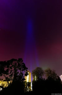 Sogar in Richtung Süden sind rötliche Polarlichter zu erkennen. Die blauen Linien sind allerdings Leuchtreklame. Polarlicht Nordlicht Aurora borealis Dresden Mai 2024 Elbwiesen