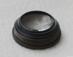 Das ausgebaute hintere Linsenpaar. Carl Zeiss Jena Tessar 4.5/75 Fotograf