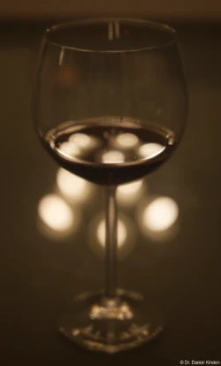 Ich habe auch mit dem Tessar 4,5/75 eine Blendenreihe mit dem Weinglas aufgenommen (f/4.5, Vollformat). Carl Zeiss Jena Tessar 4.5/75 Weinglas