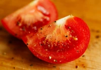 Tomaten mit Pfeffer und Salz, 13mm-Canon-Zwischenring, abgeblendet, Vollformat. Yashica DSB 55mm f/2.0 Tomaten Salz Pfeffer