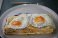 Croque Madame, f/2, Vollformat. Yashica DSB 2/55 Croque Madame Bokeh