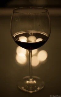 Eine Blendenreihe mit dem Weinglas am Vollformatsensor, hier mit f/1.9. Yashica DSB f/1.9 50mm Rotweinglas Bokeh Spiegelung