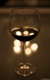 Bereits bei f/2.8 zeigen sich sechseckige Muster. Yashica DSB 2/55 Weinglas Rotwein Bokeh