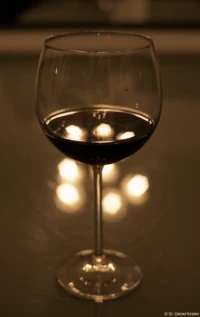 f/4 Yashica DSB 55mm f/2.0 Weinglas Rotwein Bokeh