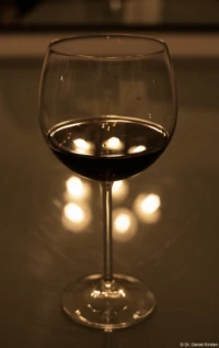 f/5.6 Yashica DSB 2.0/55 Weinglas Rotwein Bokeh