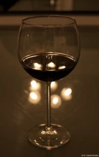 f/8 Yashica DSB 2/55 Weinglas Rotwein Bokeh