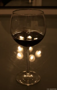 f/11 Yashica DSB 55mm f/2.0 Weinglas Rotwein Bokeh