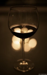 Die übliche Blendenreihe am Vollformatsensor, hier mit Offenblende f/1.7. Yashica ML 1.7/50 Weinglas Rotwein Bokeh reflektieren