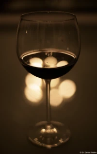 Zwischen f/1.7 und f/2.8 rastet der Blendenring an einer Markierung ein (f/2.0?). Yashica ML f/1.7 50mm Weinglas Rotwein Bokeh Reflexion
