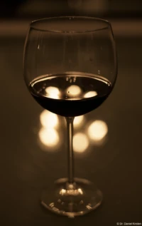 f/2.8 Yashica ML 1.7 50 Weinglas Rotwein Bokeh Reflexion