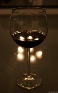 f/5.6 Yashica ML 1.7/50 Weinglas Rotwein Bokeh Reflexion
