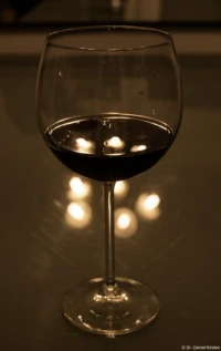 f/8.0 Yashica ML f/1.7 50mm Weinglas Rotwein Bokeh Reflexion