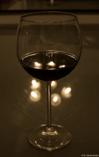f/11 Yashica ML 1.7/50 Weinglas Rotwein Bokeh Reflexion