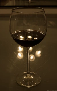 f/16 Yashica ML f/1.7 50mm Weinglas Rotwein Bokeh Reflexion