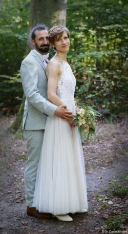 Brautpaarshooting am späten Nachmittag in der Heide. Brautkleid Brautpaarshooting Hochzeitsshooting Hochzeitsfotografie Kirche Fotograf Striesen Stolpen