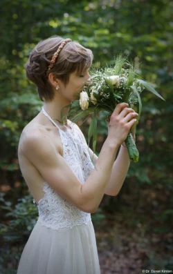 Brautpaarshooting am späten Nachmittag in der Heide. Brautfoto Brautstrauß Schleier Brautfoto Hochzeitsshooting Striesen Dresden Dresden Dippoldiswalde Pirna Wilsdruff