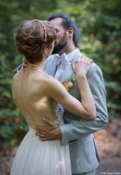 Brautpaarshooting am späten Nachmittag in der Heide. Hochzeitsshooting Brautpaar Standesamt Brautfoto Brautkleid Schleier Hochzeitsfotografie Hochzeitsfotograf Kirche Löbtau Pirna Heidenau