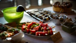 Bild vom Büfett mit dem Pentax Asahi Super Takumar 1,4/50 (8 Linsen) mit Offenblende.  Hier habe ich die Farbsäume noch nicht korrigiert. Hochzeitsfoto Kirche Brautpaarshooting Hochzeitsfotografie Bischofswerda Dresden Johannstadt Heidenau