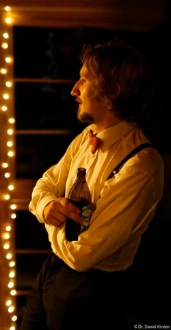 Gast am späten Abend, aufgenommen mit vorhandenem Licht ohne Blitz mit ISO 12.800 - eine perfekte Leistung von Objektiv, Sensor und KI-basierter Rauschunterdrückung. Bier Available Light Radebeul Kamenz Meißen Bischofswerda Stolpen Dresden Freital