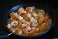 Garnelen in der Pfanne, Vollformat. Cyclop 1.5/85 Garnelen