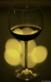 Selbstverständlich habe ich das Weinglas mit den Reflexionen auch mit dem Cyclop fotografiert. Cyclop 1.5/85 Weinglas Rotwein Reflexion