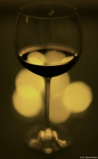 f/2.0 Canon EF85mm f/1.2 USM Rotwein Weinglas Lampen