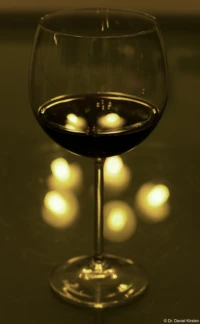 f/8. Im Hintergrund kann man den Riss erkennen, woran das Glas einige Tage später gebrochen ist. Canon EF85mm USM Rotwein Weinglas reflektierende Lichter Bischofswerda