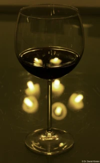 f/16 Canon 1.2/85 Glas mit Rotwein