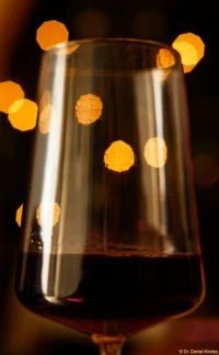 Beim Abblenden werden Lichtpunkte im Hintergrund als Zehnecke dargestellt. Auto-Takumar 1.8/55 Zebra Rotwein Bokeh