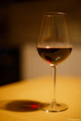 f/1.4, Vollformat. Olympus Zuiko f/1.4 50mm Weinglas Rotwein