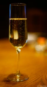 f/1.4, Vollformat. Olympus Zuiko 1,4/50 Weinglas Bokeh