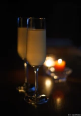 Weingläser mit Federweißer mit Kerzen, f/1.4, Vollformat. Olympus G. Zuiko 1,4/50 Federweißer Kerzen