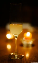 Weinglas mit Federweißer mit Kerzen, f/1.4, Vollformat. Olympus 1.4/50 Weinglas Federweißer Kerzen Bokeh