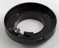 Die hintere Abdeckung. Der Hebel wird zum Schließen der Blende durch den Pin und den A/M-Schalter betätigt. Carl Zeiss Jena Tessar f/2.8 50mm hintere Abdeckung