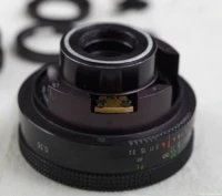 Die Führungsschiene für den Fokus ist dazugekommen. Carl Zeiss Jena Tessar f/2.8 50mm Restaurierung