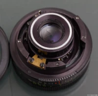 Die hintere Linse ist dazugekommen. Carl Zeiss Jena Tessar 2.8/50 hintere Linse