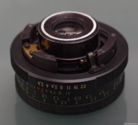 Der Blendenring sitzt. Danach wird die hintere Abdeckung angeschraubt (ohne Bild). Carl Zeiss Jena Tessar f/2.8 50mm