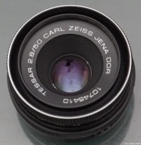 Die vordere Abdeckung ist angeschraubt. Tessar Restaurierung