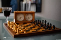 Noch ein Testfoto mit der defekten Blende, Vollformat. Carl Zeiss Jena Tessar 2.8/50 Schachspiel Schach Blende defekt