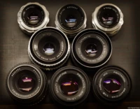 Fotos der Tessare zusammen mit einigen Pentacon 1.8/50 zum Vergleich der Vergütungen. Carl Zeiss Jena Tessar f/2.8 50mm