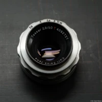 Das ältere Altix-Modell mit rotem T. Carl Zeiss Jena Tessar f/2.8 50mm