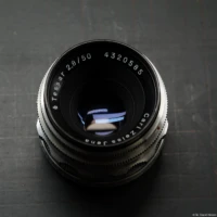 Ein M42-Tessar mit Alufassung. Die Reflektionen sind auffällig hellblau. Carl Zeiss Jena Tessar 2.8/50 Altix