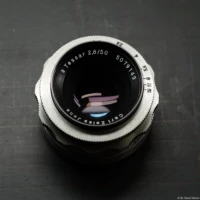 Das neuere Altix-Modell ohne rotes T. Dies ist das einzigste Modell, bei dem der obere Balken nicht blau ist. Carl Zeiss Jena Tessar