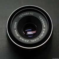 Das schwarze M42-Modell. Die Reflexionen haben eine gewisse Ähnlichkeit mit dem ersten Altix-Tessar. Carl Zeiss Jena Tessar 2.8/50 Altix