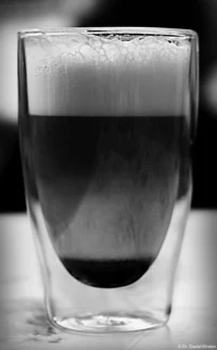 Mit der passenden Bearbeitung wirkt sogar ein Latte Macchiato schaurig düster, Carl Zeiss Jena Tessar 2.8/50 MC, APS-C. Carl Zeiss Jena Tessar 2.8/50 MC