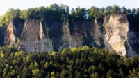 Felsen im Elbtal in der Sächsischen Schweiz, abgeblendet, APS-C. Carl Zeiss Jena Tessar f/2.8 50mm Sächsische Schweiz Felsen
