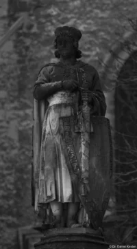 Markgraf Ekkehard auf seinem Brunnen am Naumburger Dom, APS-C. Carl Zeiss Jena Sonnar 3.5/135 Naumburg Schwarzweiß